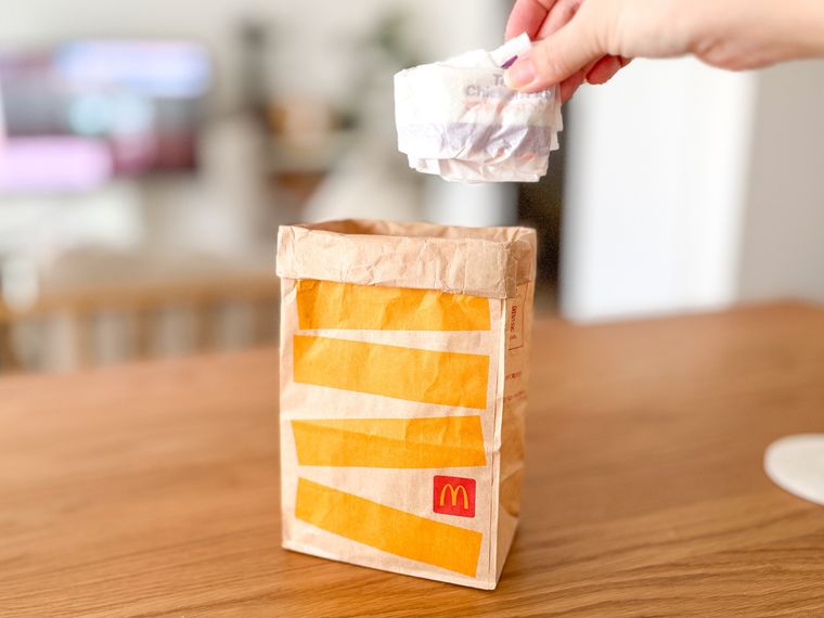 マクドナルドの袋をにゴミを捨てようとしている様子