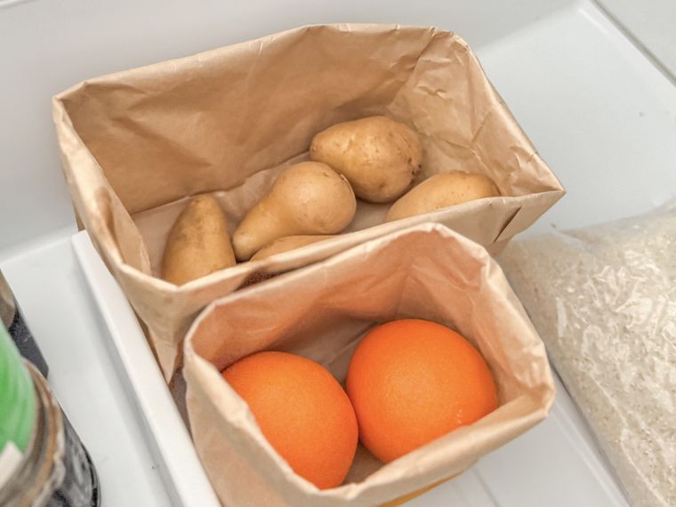 マクドナルドの袋で冷蔵庫の野菜を整頓している様子