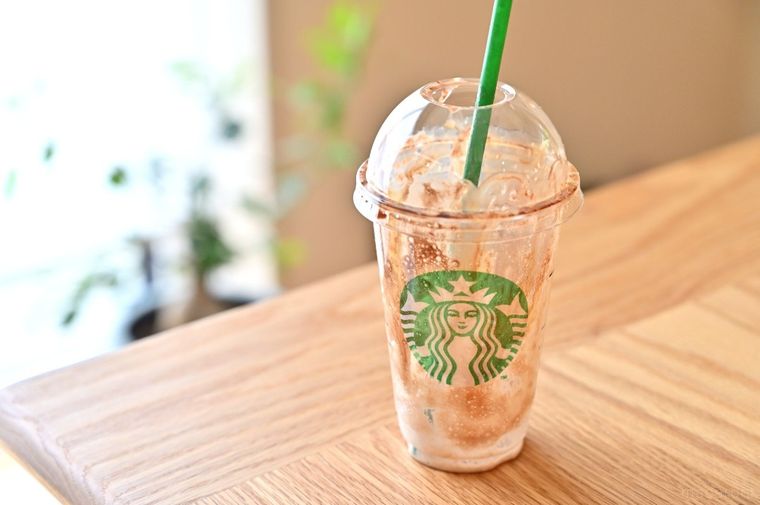 空になったスターバックスのカップ
