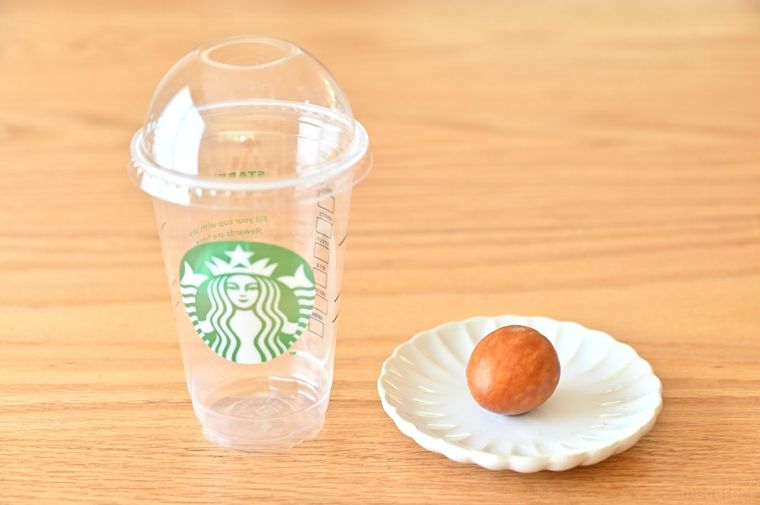 スターバックスのカップとアボカドの種