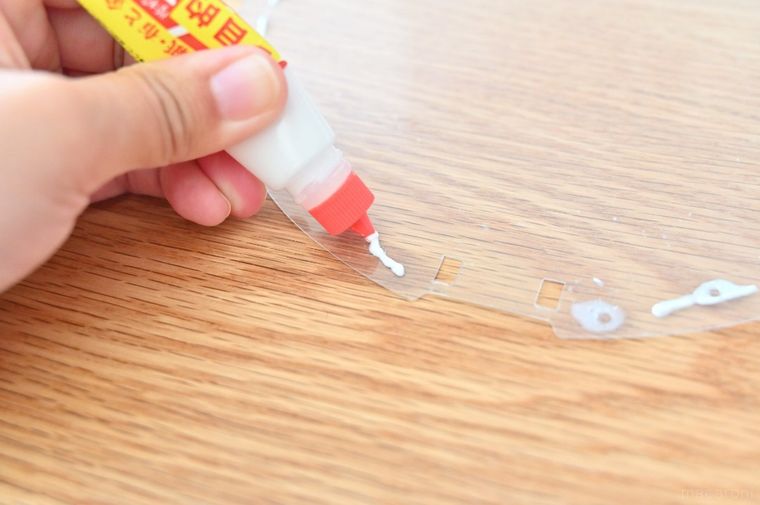うちわ骨にボンドをつけている