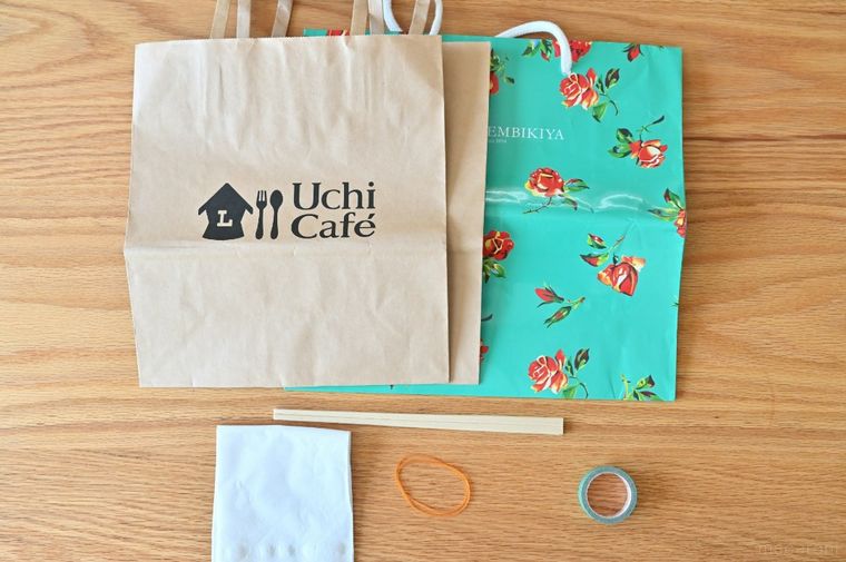 紙袋やティッシュほか複数の雑貨が並んでいる