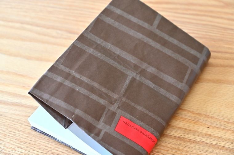 茶色いカバーがついた本