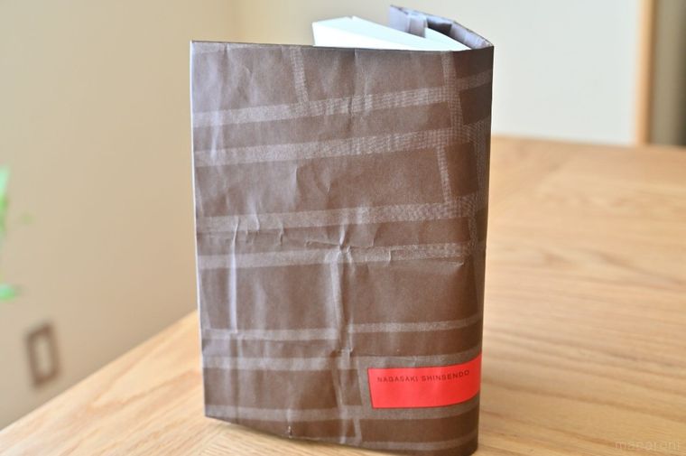 茶色いブックカバーをつけた本が自立している