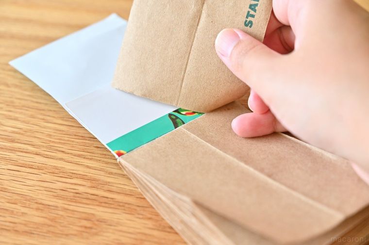 メモ帳から紙を1枚はがしている