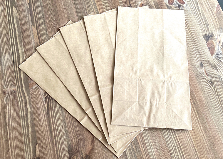 テーブルに並んだ5枚の紙袋