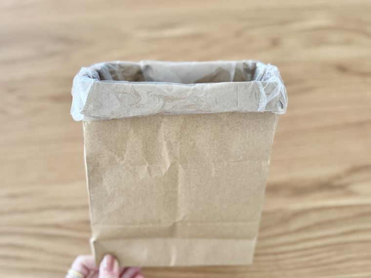 ポリ袋がついた紙袋