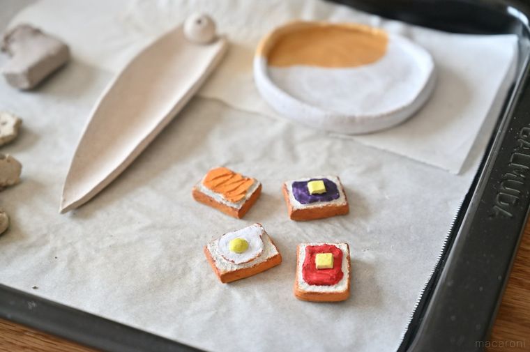 色を塗った粘土作品