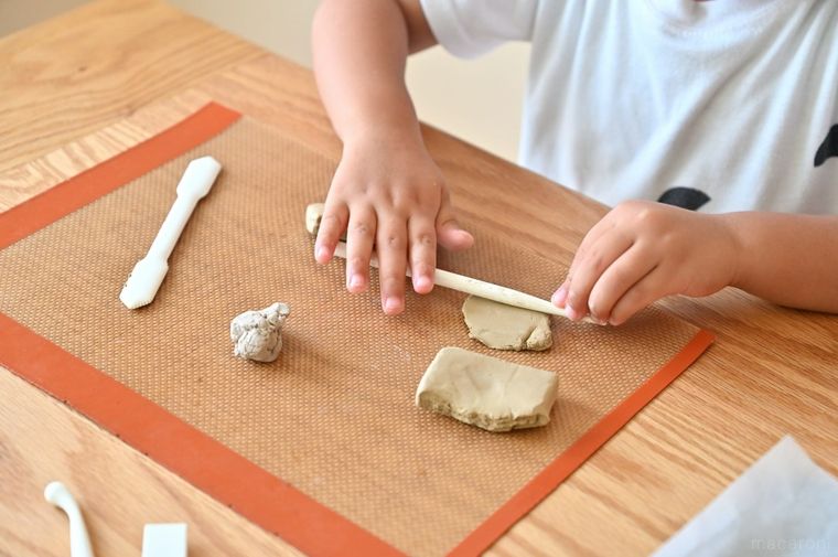 子どもが粘土遊びをしている
