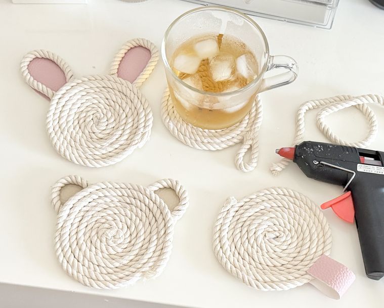 ロープコースターやグラスが並ぶ様子