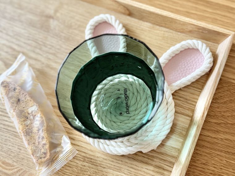 うさぎ形のコースターと上にのせたグラス