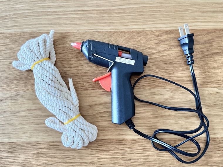 テーブルに並ぶロープとグルーガン