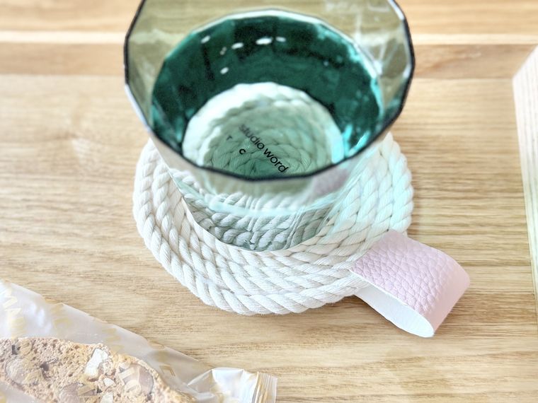 タグ付風のコースターと上にのせたグラス