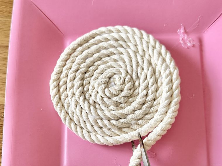 ロープで作ったコースターの端っこをカットする様子