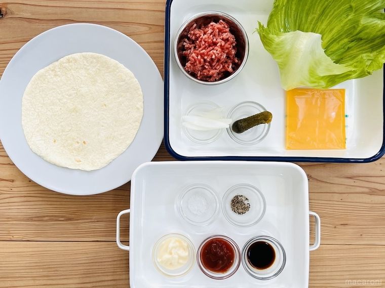 トルティーヤ、合い挽き肉、レタス、玉ねぎ、ピクルス、チェダーチーズ、調味料