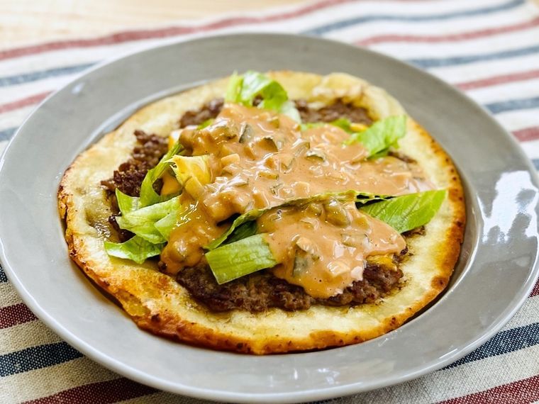 皿に盛られたビッグマックタコス