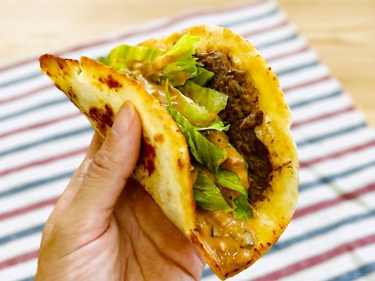 ビッグマックタコスを手で持っている様子