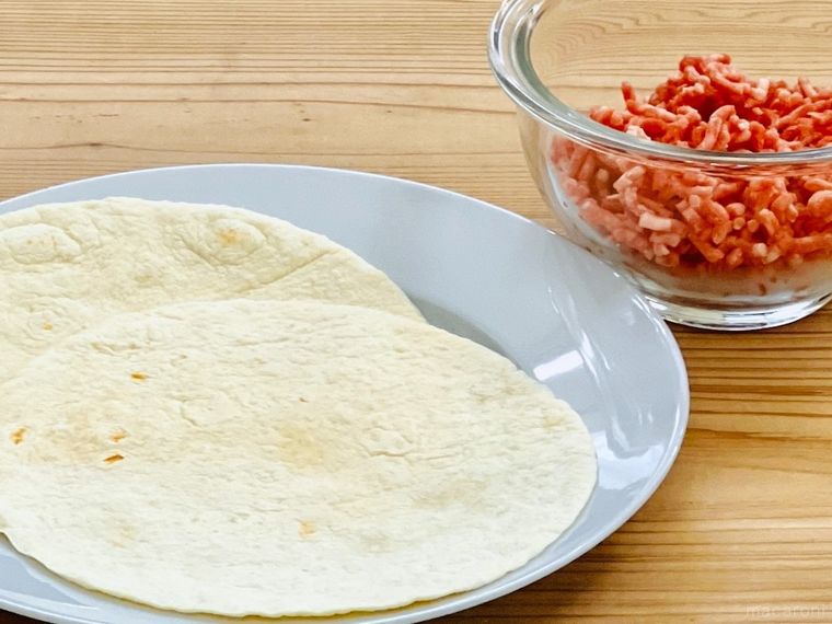 テーブルに置かれたトルティーヤと合い挽き肉