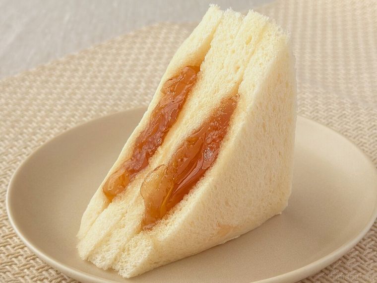 白皿に盛り付けられたドン・キホーテはちみつMAXサンド