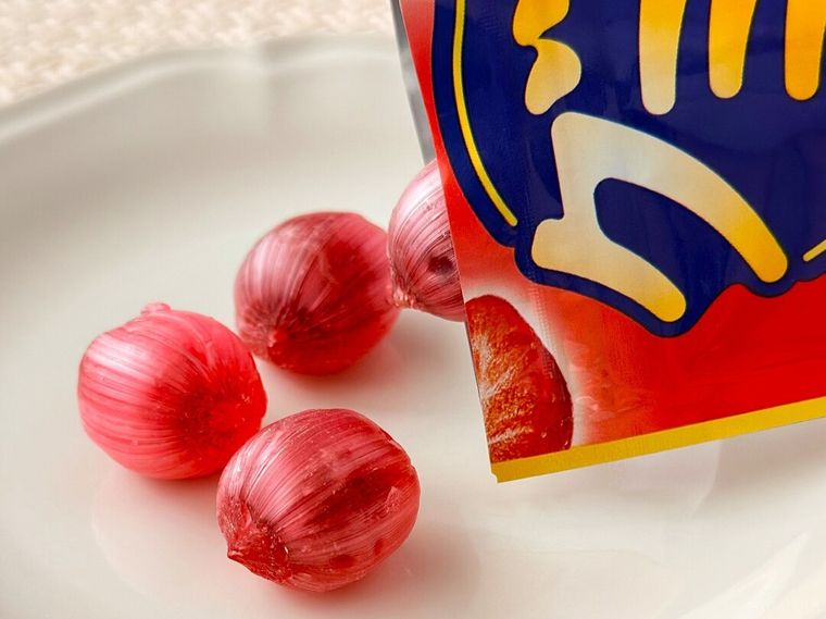 グミだまをパッケージから取り出している様子