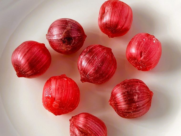 白皿に盛り付けられたグミだま