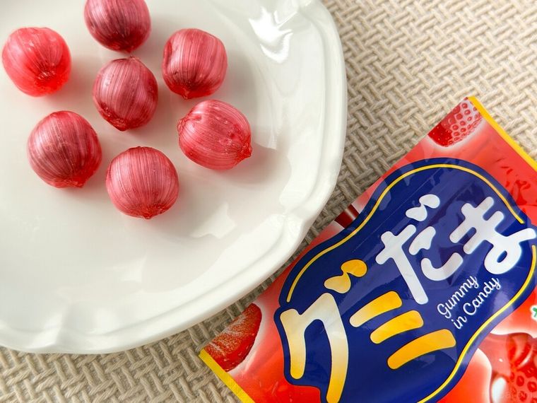 白皿にのったグミだまとパッケージが並んでいる様子