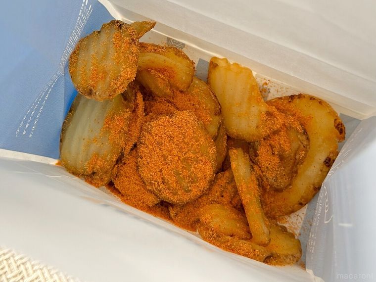 北海道ウェーブポテト コンソメWパンチにパウダーをかけている様子