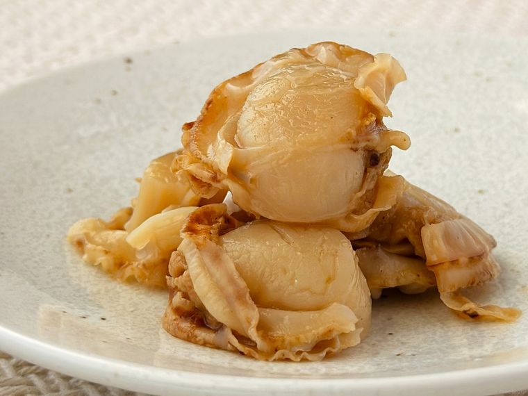 白皿にのったほたて ガーリックオイル焼き