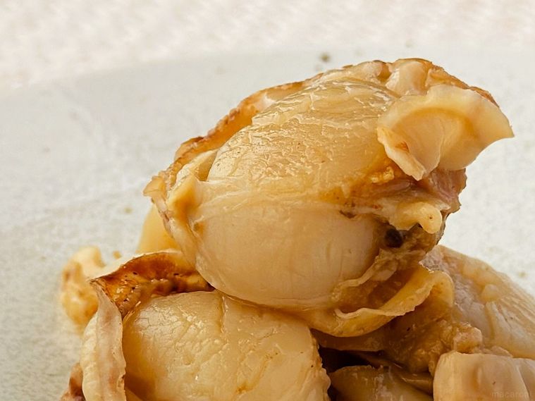 白皿に盛り付けられたほたて ガーリックオイル焼き