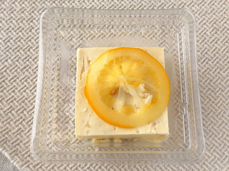 パッケージに入った成城石井 自家製レモンカードのクリームチーズ 1個