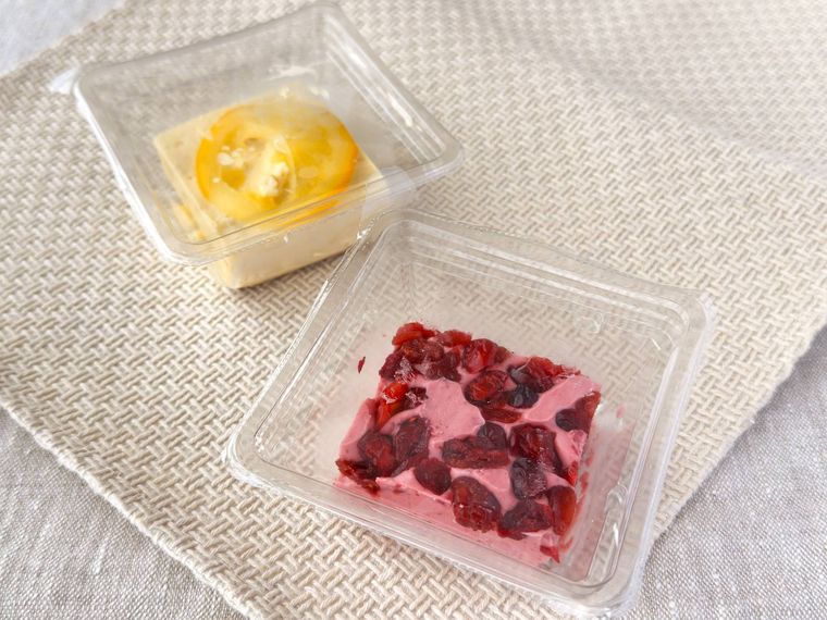 成城石井 自家製レモンカードのクリームチーズ 1個と成城石井 クランベリーがたっぷり入ったクリームチーズ 1個が