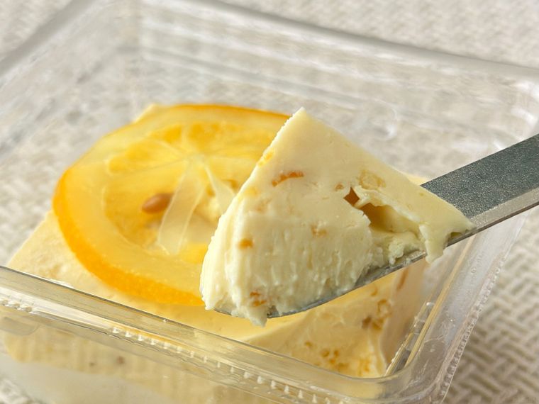 成城石井 自家製レモンカードのクリームチーズ 1個をナイフですくっている様子