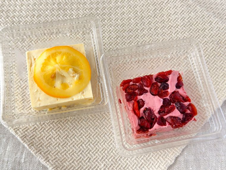 透明ケースに入った自家製レモンカードのクリームチーズとクランベリーがたっぷり入ったクリームチーズ