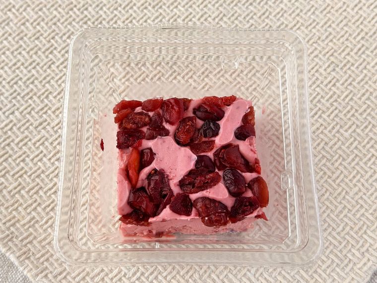 パッケージに入った成城石井 クランベリーがたっぷり入ったクリームチーズ 1個