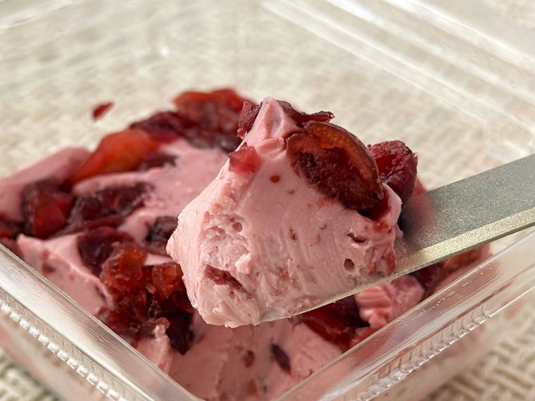 成城石井 クランベリーがたっぷり入ったクリームチーズ 1個をナイフですくっている様子