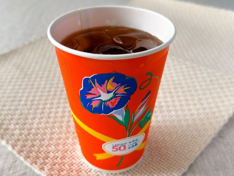紙コップにはいったアイスアールグレイティー