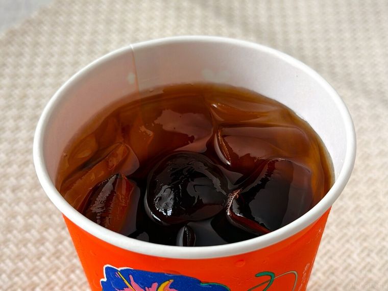 蓋を開けたアイスアールグレイティーの様子