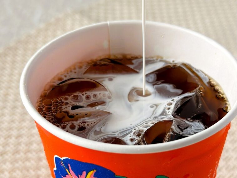 アイスアールグレイティーにミルクを注いでいる様子