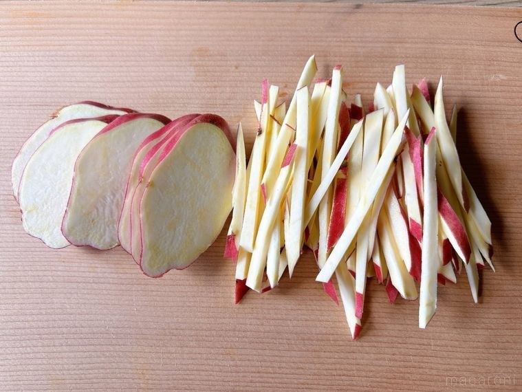 まな板におかれた千切りのさつまいも