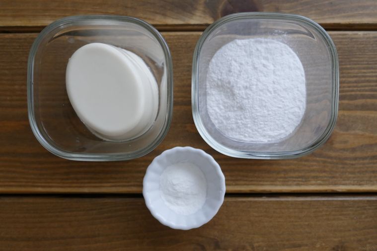 豆腐トーストの材料が並ぶ木製テーブル