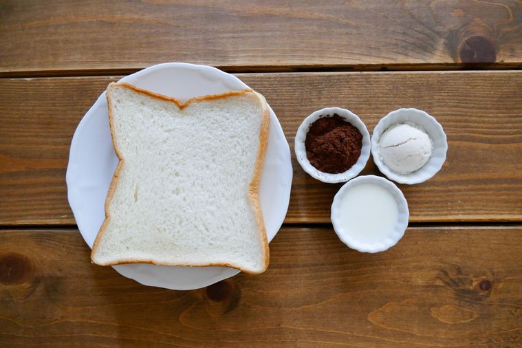 ガトーショコラパンの材料が並ぶ木製テーブル