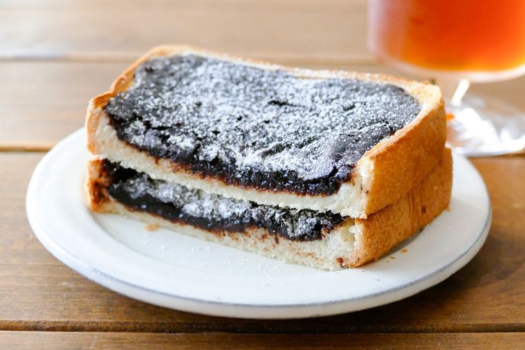 ガトーショコラパンの断面が見えるように重ねて皿にのせた様子