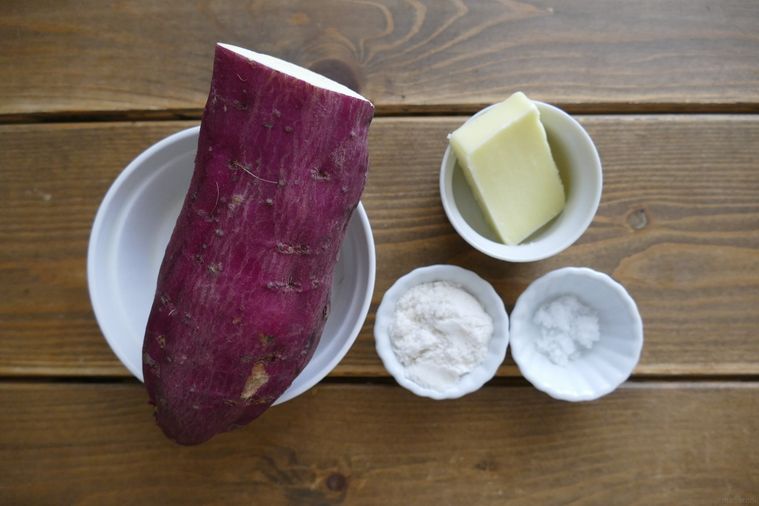 さつまいもガレットの材料が並ぶ木製テーブル