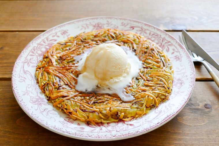 アイスクリームをトッピングしたさつまいもガレット