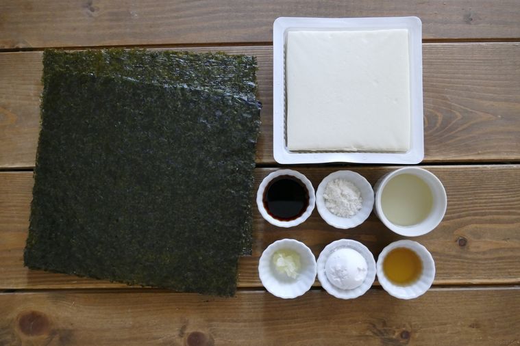 豆腐海苔ロールの材料が並ぶ木製テーブル