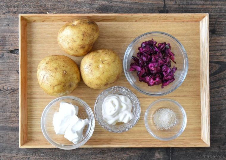 トレイに並べたポテトサラダの材料5種