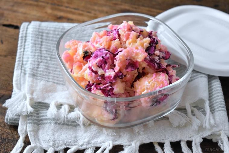 保存容器に入れたしば漬け入りのポテトサラダ