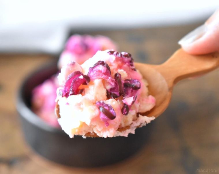 スプーンにのせたしば漬け入りのポテトサラダ