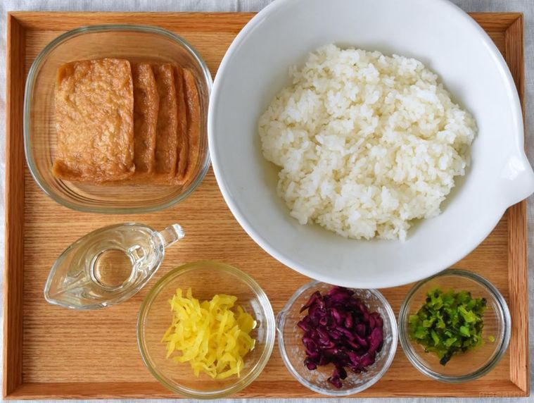 トレイに並べたいなり寿司の材料6種