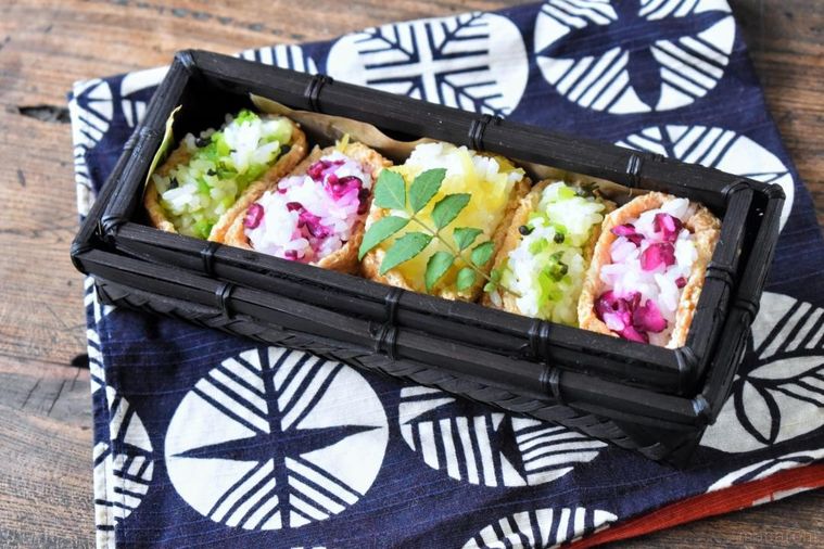 籠に詰めた3種のいなり寿司